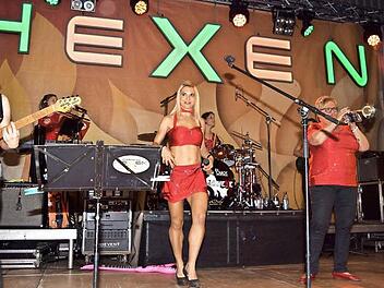 Die Isartaler Hexen konnten ihre Fans bei der Open-Air-Veranstaltung der Erntehelfer von Neuses am Main wieder begeistern. Foto: Dieter Radziej
