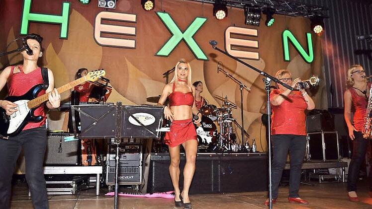 Die Isartaler Hexen konnten ihre Fans bei der Open-Air-Veranstaltung der Erntehelfer von Neuses am Main wieder begeistern. Foto: Dieter Radziej