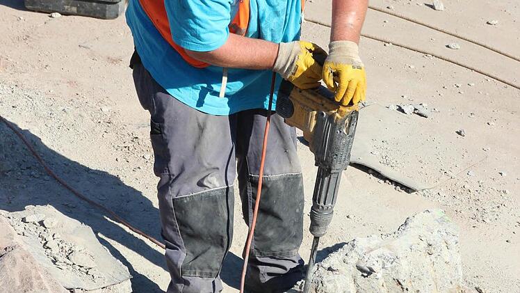 Arbeiter brechen per Hand so viel Masse wie möglich weg.  Foto: Friedwald Schedel