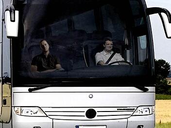 Die Zahl der Unfälle liegt bei Busfahrten vergleichsweise gering. Fahrer und Besitzer müssen sich an strenge Richtlinien halten. Symbolfoto: dpa