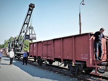 Nachdem der Versuch am Kohlenbahnhof erfolgreich verlief, wird der Dampfkran in Zukunft an den Betriebstagen als Kleinlokomotive für den Verschiebedienst im Einsatz sein. Fotos: Werner Reißaus
