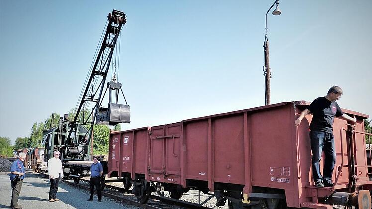 Nachdem der Versuch am Kohlenbahnhof erfolgreich verlief, wird der Dampfkran in Zukunft an den Betriebstagen als Kleinlokomotive für den Verschiebedienst im Einsatz sein. Fotos: Werner Reißaus