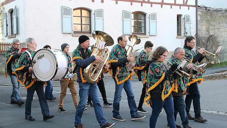 Mit Musik zogen die Narren vom oberen Tor bis zum Marktplatz.