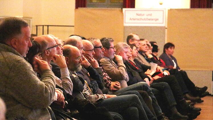 Bei einem "Lokalforum" im Redoutensaal in Erlangen diskutierten Bürger mit Vertretern des Zweckverbands Stadt-Umland-Bahn (StUB) über Varianten der Regnitzquerung. Foto: Christian Bauriedel