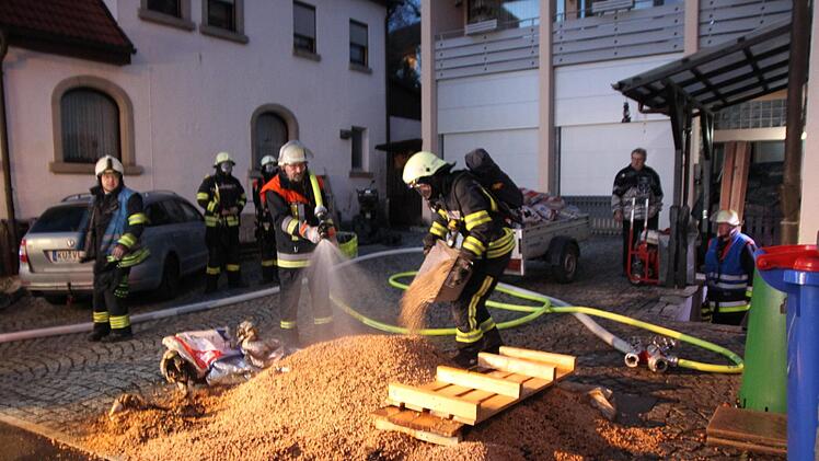 Löscheinsatz in Ziegelhütten: Holzpellets waren in Brand geraten. Foto: Alexander Hartmann