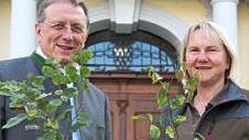 OB Henry Schramm verteilt mit Stadtförsterin Carmen Hombach am Samstag Setzlinge. Foto: privat