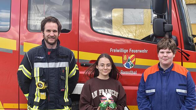 Stellvertretender Kommandant Alexander Back dankte Lea Schoch (15)  und Anna Radler (17) f&uuml;r ihren Einsatz bei einem Unfall in Ramsthal.
