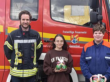 Stellvertretender Kommandant Alexander Back dankte Lea Schoch (15)  und Anna Radler (17) für ihren Einsatz bei einem Unfall in Ramsthal.