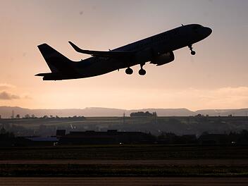 Ein Flugzeug startet