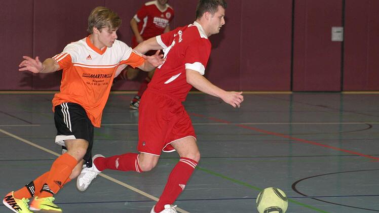 Der Pfarrweisacher Steffen Deringer (orange) jagt seinem Mürsbacher Gegenspieler nach. Spielszene aus der Vorrundenpartie, die der TSV Pfarrweisach klar mit 3:0 für sich entschied.
