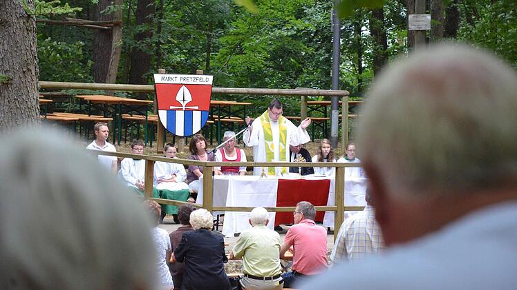 Pfarrer Florian Stark beim Festgottesdienst auf dem Kellerberg Foto: Wilfried Roppelt