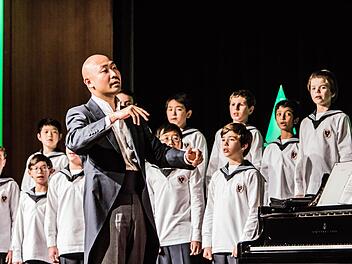 Unter Leitung ihres Kapellmeisters Jimmy Chiang gastierten die Wiener Sängerknaben im Coburger Kongresshaus. Foto: Jochen Berger