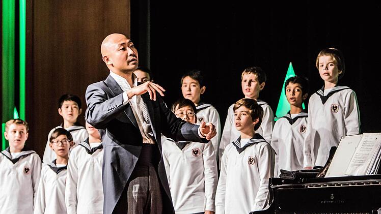 Unter Leitung ihres Kapellmeisters Jimmy Chiang gastierten die Wiener Sängerknaben im Coburger Kongresshaus. Foto: Jochen Berger