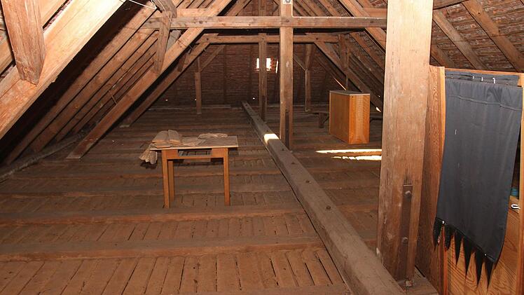 Blick in den Dachboden des alten Kindergartens. Das Dach muss gedämmt werden.