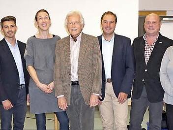 Die Kreuzbergallianz lud zum Vortragsabend "Wohnen im Alter" ein. Das Bild zeigt von links: Vorsitzende Birgit Erb (Oberelsbach), Bürgermeister Gerd Kleinhenz (Wildflecken), Waldemar Pantow vom Zentrum für Telemedizin Bad Kissingen, Antje Rink (Projekt "Demographie" des Landkreises Bad Kissingen), Architekt Albrecht Walther (Bad Neustadt), 2. Bürgermeister Roland Bühner (Sandberg), Bürgermeister Georg Seiffert (Bischofsheim), Michaela Schleiffer (Allianzmanagerin) und Bürgermeister Rudi Zehe ...