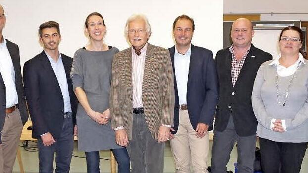 Die Kreuzbergallianz lud zum Vortragsabend "Wohnen im Alter" ein. Das Bild zeigt von links: Vorsitzende Birgit Erb (Oberelsbach), Bürgermeister Gerd Kleinhenz (Wildflecken), Waldemar Pantow vom Zentrum für Telemedizin Bad Kissingen, Antje Rink (Projekt "Demographie" des Landkreises Bad Kissingen), Architekt Albrecht Walther (Bad Neustadt), 2. Bürgermeister Roland Bühner (Sandberg), Bürgermeister Georg Seiffert (Bischofsheim), Michaela Schleiffer (Allianzmanagerin) und Bürgermeister Rudi Zehe ...