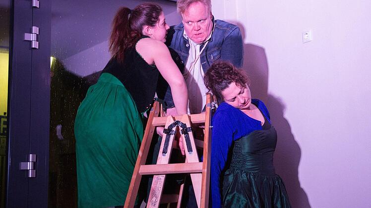 Eine tolle Vorstellung boten die Schauspieler Elena Weber, Stephan Bach und Ursula Gumbsch (von links) bei der Vorstellung "Die Geierwally" des Theaters im Gärtnerviertel Bamberg, das die Theaterwerkstatt Haßfurt im Weinhaus Schaffner in Haßfurt präsentierte.