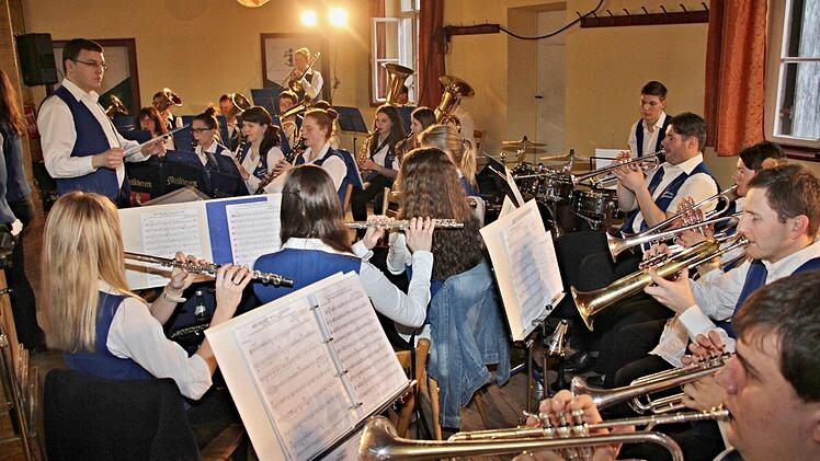 Als Gast- und Patenkapelle gestaltete der Musikverein Pfarrweisach mit seinem Dirigenten Daniel Härich das Frühlingskonzert der Gereuther Blaskapelle mit. Foto: Helmut Will