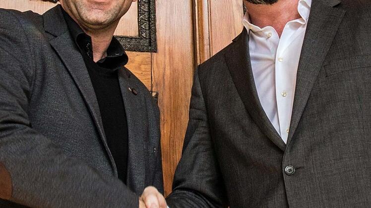 Coburgs designierter Intendant Bernhard F. Loges (rechts) amtierende Intendant Bodo Busse Mitte März im Spiegelsaal des LandestheatersFoto: Jochen Berger