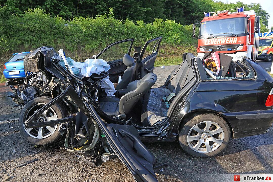 Großeibstadt: Tödlicher Unfall - Autos kollidieren frontal