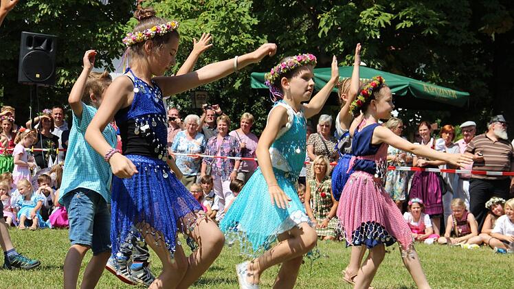 Die 3a zeigte den Tanz "Waka Waka". Foto: Katharina Müller-Sanke