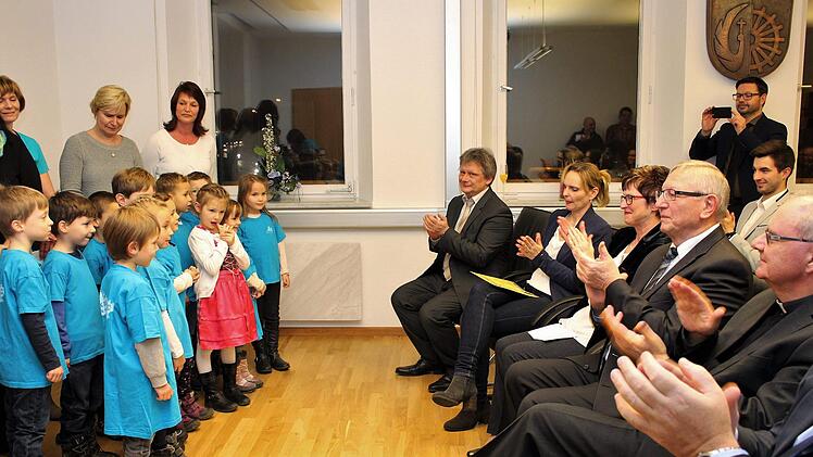 Die Kleinen der Kita "Kinderparadies” erfreuten Waldemar Kleetz, Opa von sechs Enkelkindern, mit einem Lied.Evi Seeger