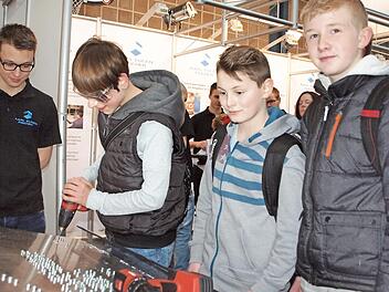 An verschiedenen Firmenständen können die Schüler bei der Ausbildungsmesse auch gleich ihr technisches Geschick unter Beweis stellen. Foto: Alfred Thieret