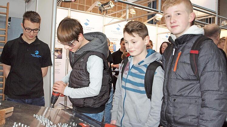 An verschiedenen Firmenständen können die Schüler bei der Ausbildungsmesse auch gleich ihr technisches Geschick unter Beweis stellen. Foto: Alfred Thieret