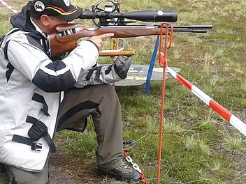 Gerold Henning visiert das Ziel an. Foto: Dietz