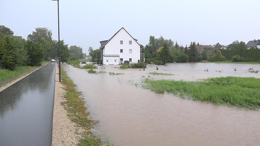 Autos versinken in Wassermassen in Heroldsbach