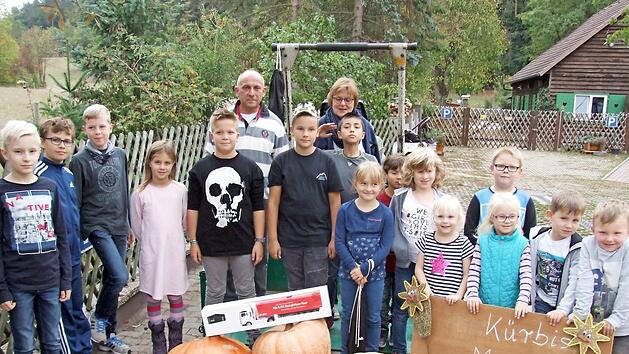 Die teilnehmenden Kinder mit den Siegerk&uuml;rbissen  Foto: J&uuml;rgen Panzer