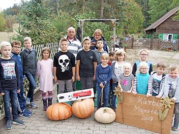 Die teilnehmenden Kinder mit den Siegerkürbissen  Foto: Jürgen Panzer