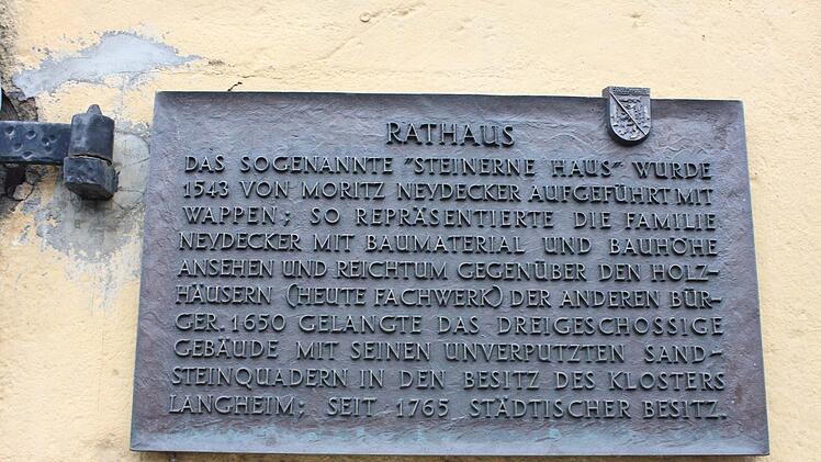 Die Tafel berichtet von der Geschichte des Hauses