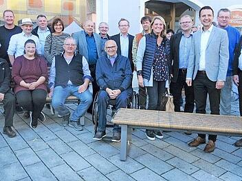 Stadtr&auml;te und Mitarbeitende der Werkst&auml;tten testeten die Sitzm&ouml;bel als erste. Foto: privat