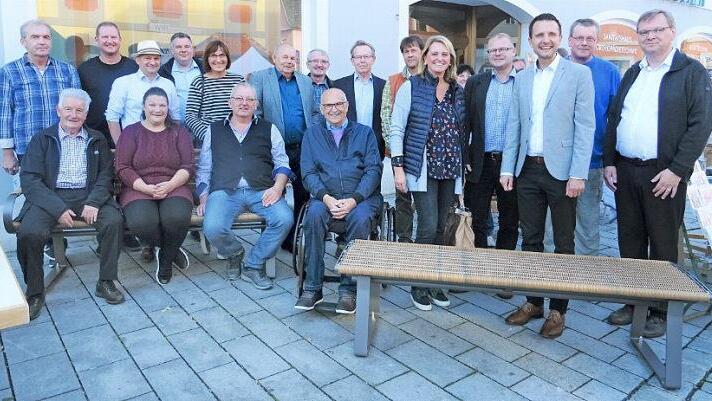 Stadtr&auml;te und Mitarbeitende der Werkst&auml;tten testeten die Sitzm&ouml;bel als erste. Foto: privat