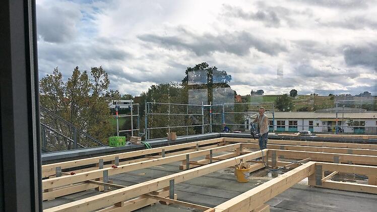 Kürzlich wurde die Mittelschule Bischberg saniert (Bild). Dabei wurden auch größere Schäden am Dach der Turnhalle entdeckt.  Foto: A. Schreiber