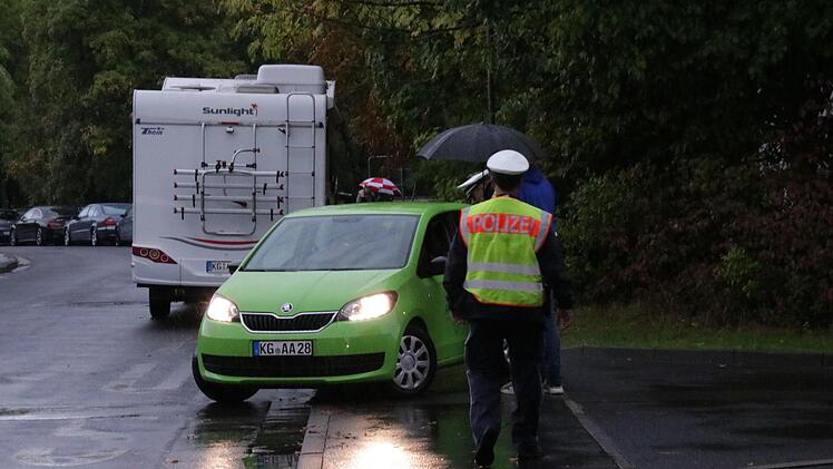 Immer wieder appelliert Polizist Florian Heuring an die Fahrer der Elterntaxis. Foto: Benedikt Borst