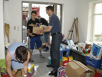 Im Foyer des Ritz' stapelten sich die Hilfsgüter, die für die Hochwasseropfer in Deggendorf abgegeben wurden. Maria Klein, Bürgermeister Michael Ziegler, Fabian Hümmer, Rudi Hauck und Michael Fischer packten alles erst in Rollcontainer und dann in den Lastwagen der Feuerwehr.  Fotos: sw