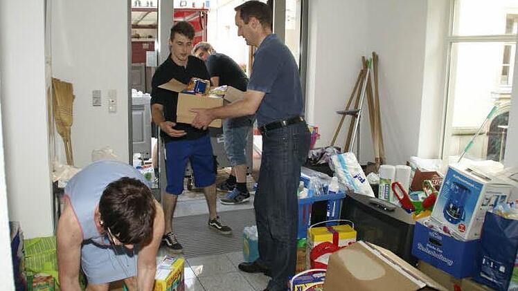 Im Foyer des Ritz' stapelten sich die Hilfsgüter, die für die Hochwasseropfer in Deggendorf abgegeben wurden. Maria Klein, Bürgermeister Michael Ziegler, Fabian Hümmer, Rudi Hauck und Michael Fischer packten alles erst in Rollcontainer und dann in den Lastwagen der Feuerwehr.  Fotos: sw