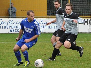 Nach dem 2:0-Erfolg in Steinberg stehen die Chancen für Alexander Günther (links) und den FC Mitwitz sehr gut, als Tabellenführer der Kreisliga in die Winterpause zu gehen. Foto: Herbert Kalb