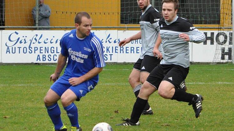 Nach dem 2:0-Erfolg in Steinberg stehen die Chancen für Alexander Günther (links) und den FC Mitwitz sehr gut, als Tabellenführer der Kreisliga in die Winterpause zu gehen. Foto: Herbert Kalb