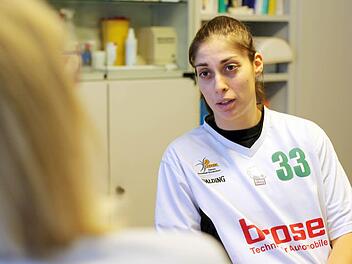Die 26-J&auml;hrige Bulgarin Radoslava Bachvarova bei den obligatorischen medizinischen Checks im Gespr&auml;ch mit Dr. Luitgard Jensen Foto: Sebastian Hader