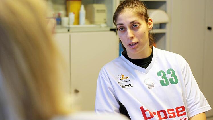 Die 26-J&auml;hrige Bulgarin Radoslava Bachvarova bei den obligatorischen medizinischen Checks im Gespr&auml;ch mit Dr. Luitgard Jensen Foto: Sebastian Hader
