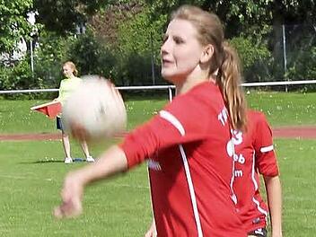 Die Staffelsteinerin Nadine Dittmar nimmt einen Ball in der Abwehr gekonnt an.  Foto: Stefanie Potzel