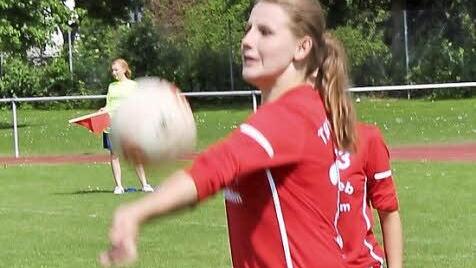 Die Staffelsteinerin Nadine Dittmar nimmt einen Ball in der Abwehr gekonnt an.  Foto: Stefanie Potzel