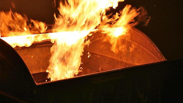 Fernsteuerbarer Brand im Müllcontainer.