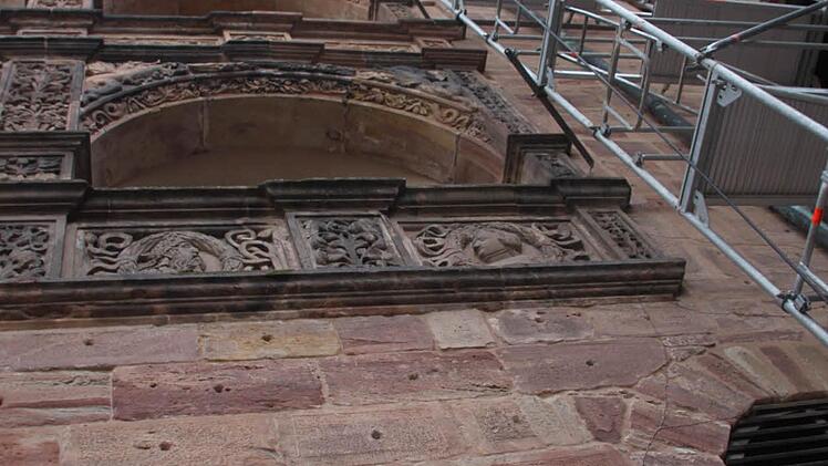 Dorthinauf geht es für die Zimmerleute mit einem Aufzug. Foto: Stephan Tiroch