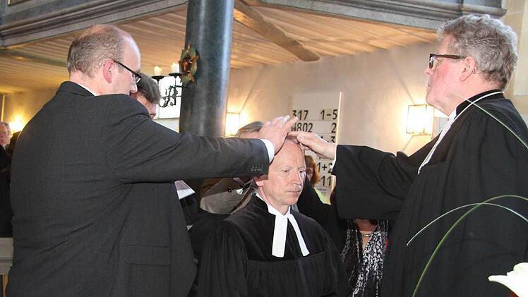 Dekan Jürgen Zinck zelebrierte die Installationshandlung für den neuen Mangersreuther Pfarrer Jürgen Rix (53). Foto: Sonja Adam