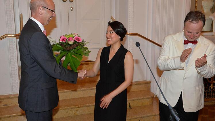 Auch Sumi Hwang erhielt einen Blumenstrauß. Foto: Rinklef