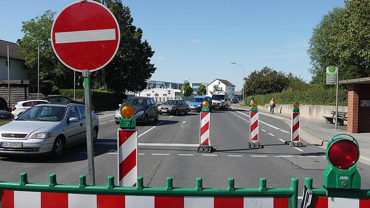 Wer aus Richtung Rödental kommt, hat spätestens hier ein Problem: die Einbahnstraße an der Lauterer Straße in Dörfles-Esbach. Foto: Berthold Köhler